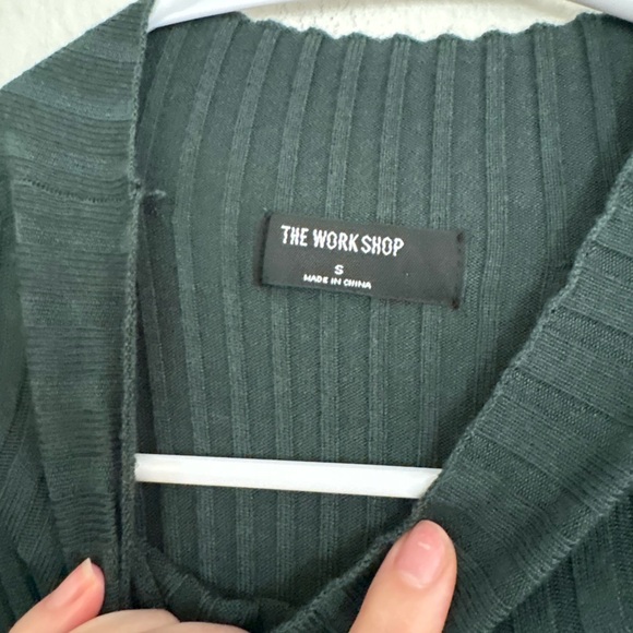 Elegant Green Ribbed Knit Dress - Picture 6 of 6